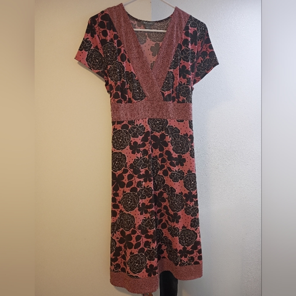 🍀Chic Pink and Black Floral V-Neck Dress